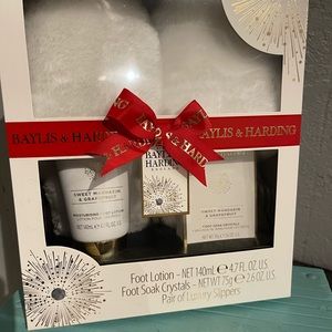 Sweet mandarin and grapefruit slippers, foot lotion and foot soak gift set.